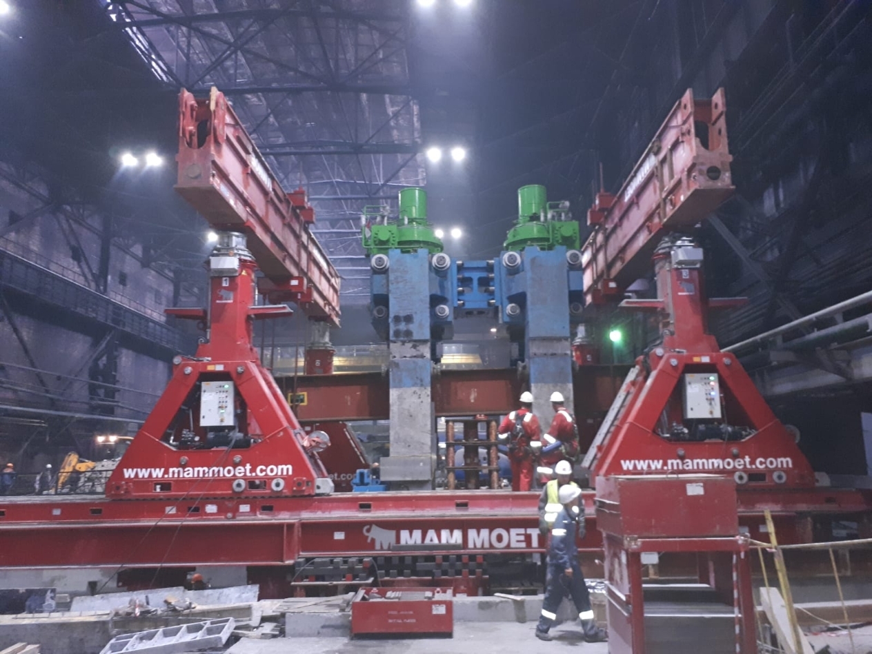 Hydraulic lifting system positioning heavy industrial machinery